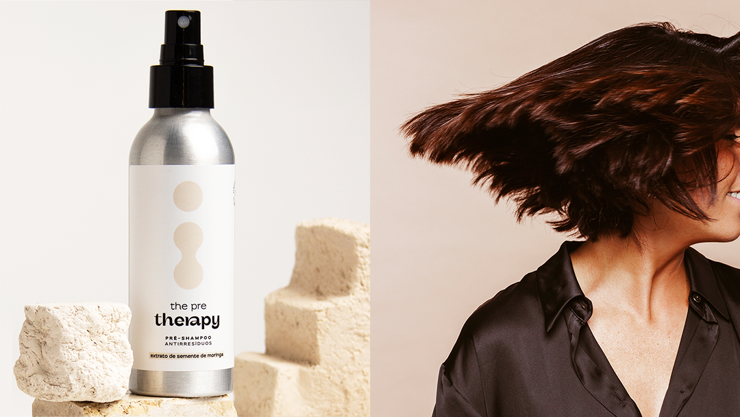 Spray pré-shampoo antirresíduos The Pre Therapy com extrato de moringa ao lado de mulher com cabelos ao vento